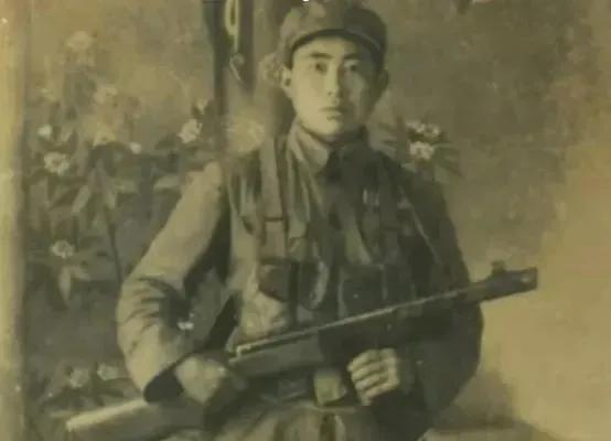 1951年，朝鲜战场，一新兵正擦大炮，突然瞅见，美军阵地有顶奇怪的帐篷。他咬牙跺