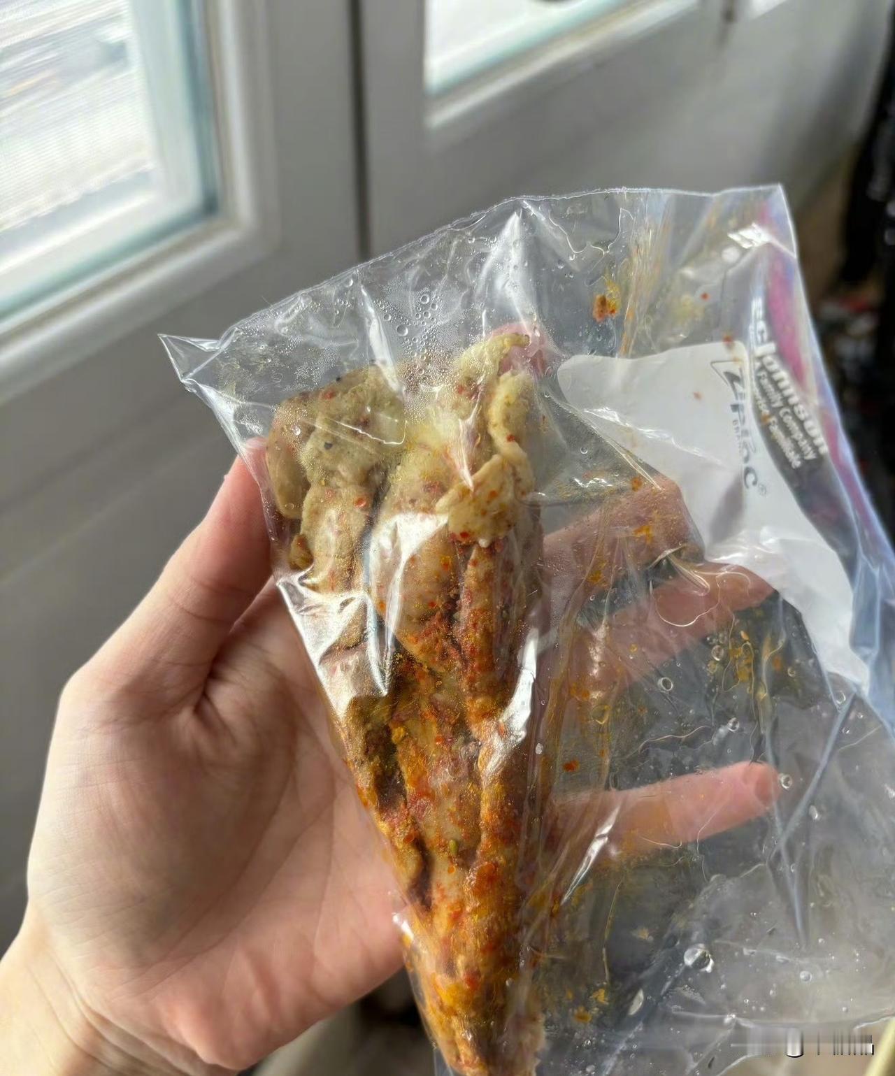 鹅腿阿姨的操作简直是天下无敌。以她的年龄，建立社群，网上这些操作，可是昧良心赚钱