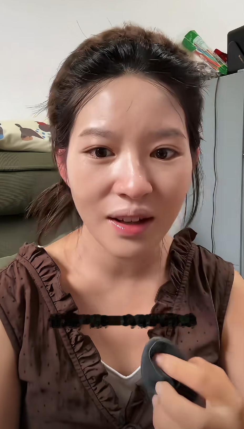 网红恶龙咆哮阿梓，怀孕后长相也变了，鼻子变大，脸型也没有以前精致。
以前的她很漂