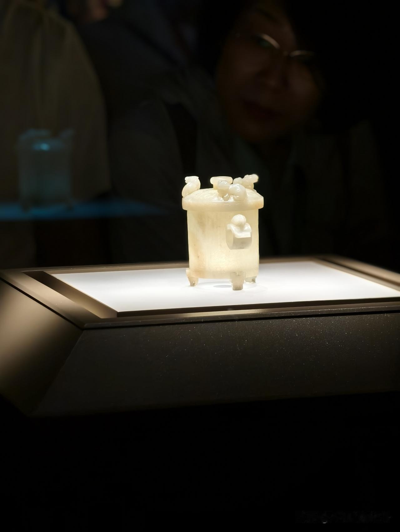 会说话

一次在一个小店，老板在收银台收银，他儿子在旁边整理酒架上的酒，脸上能看