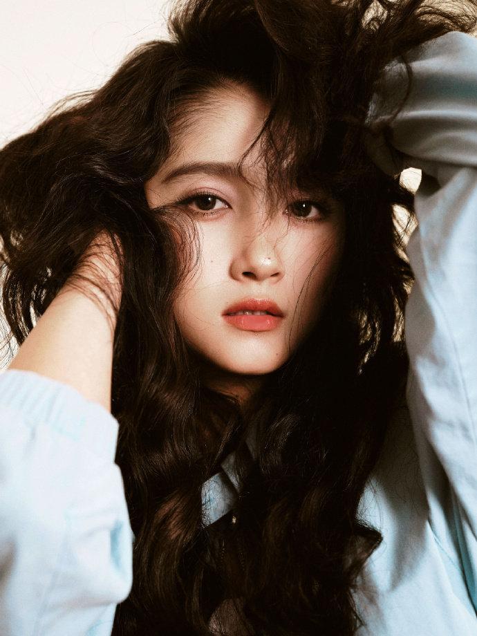 关晓彤28岁生日照 关晓彤28岁美出新高度~羊毛卷发型慵懒随性，蓬松弧度完美修饰