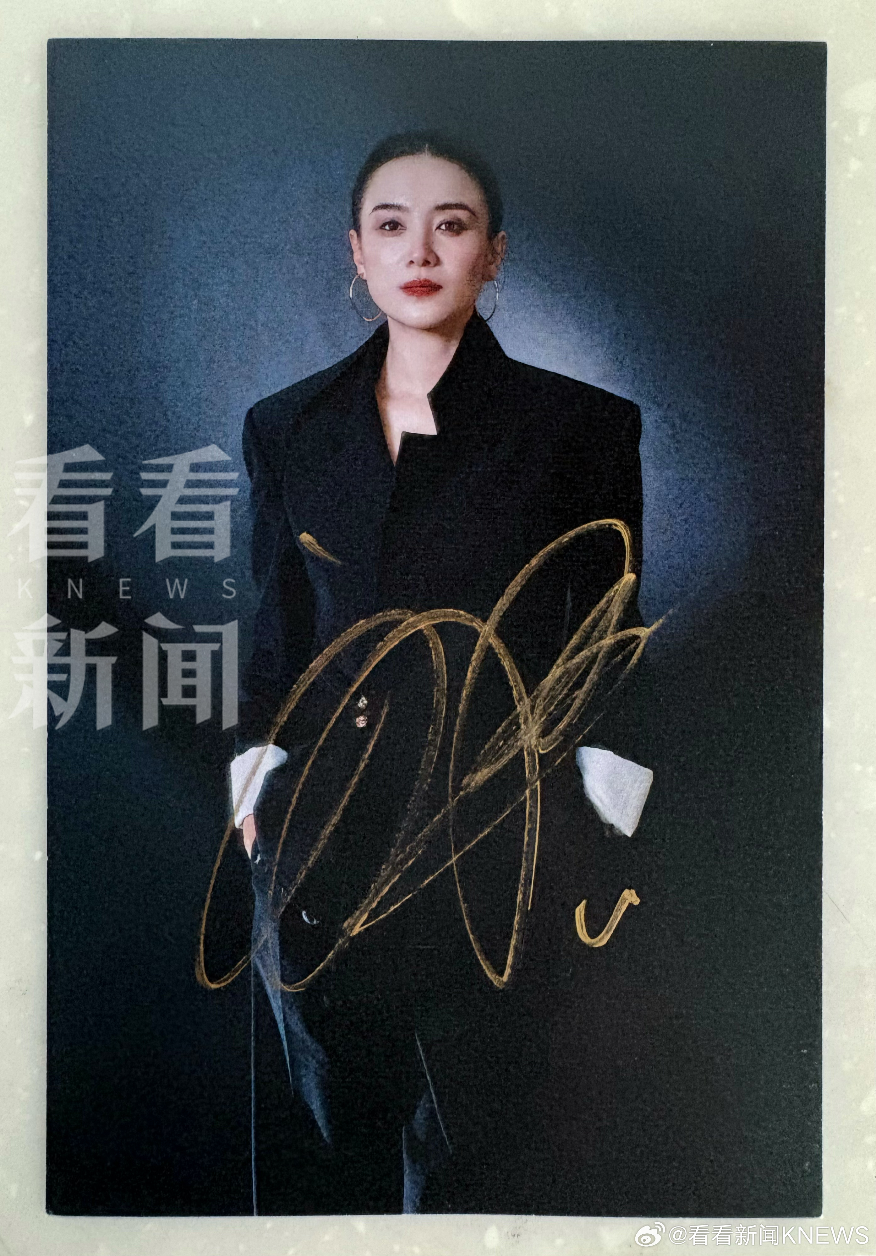 #看看新闻宠粉计划# 签名照来啦！！今年她凭借《山花烂漫时》获得白玉兰奖最佳女主