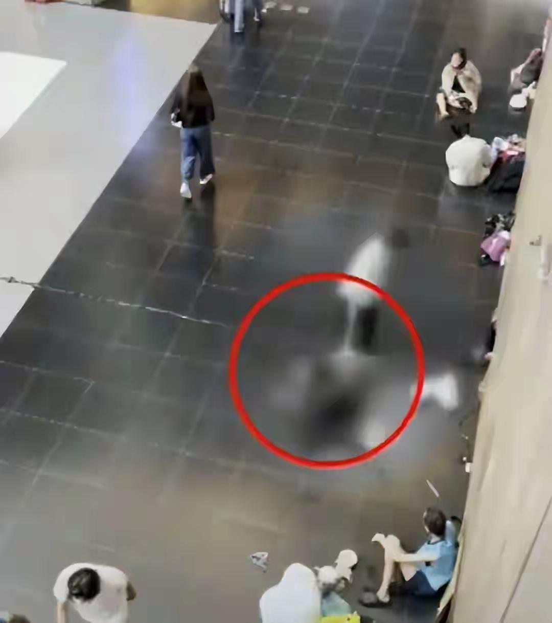 俗话说大庭广众之下行非法之事，一般形容人胆大妄为或者不敢这样做，这个真的可以刷新