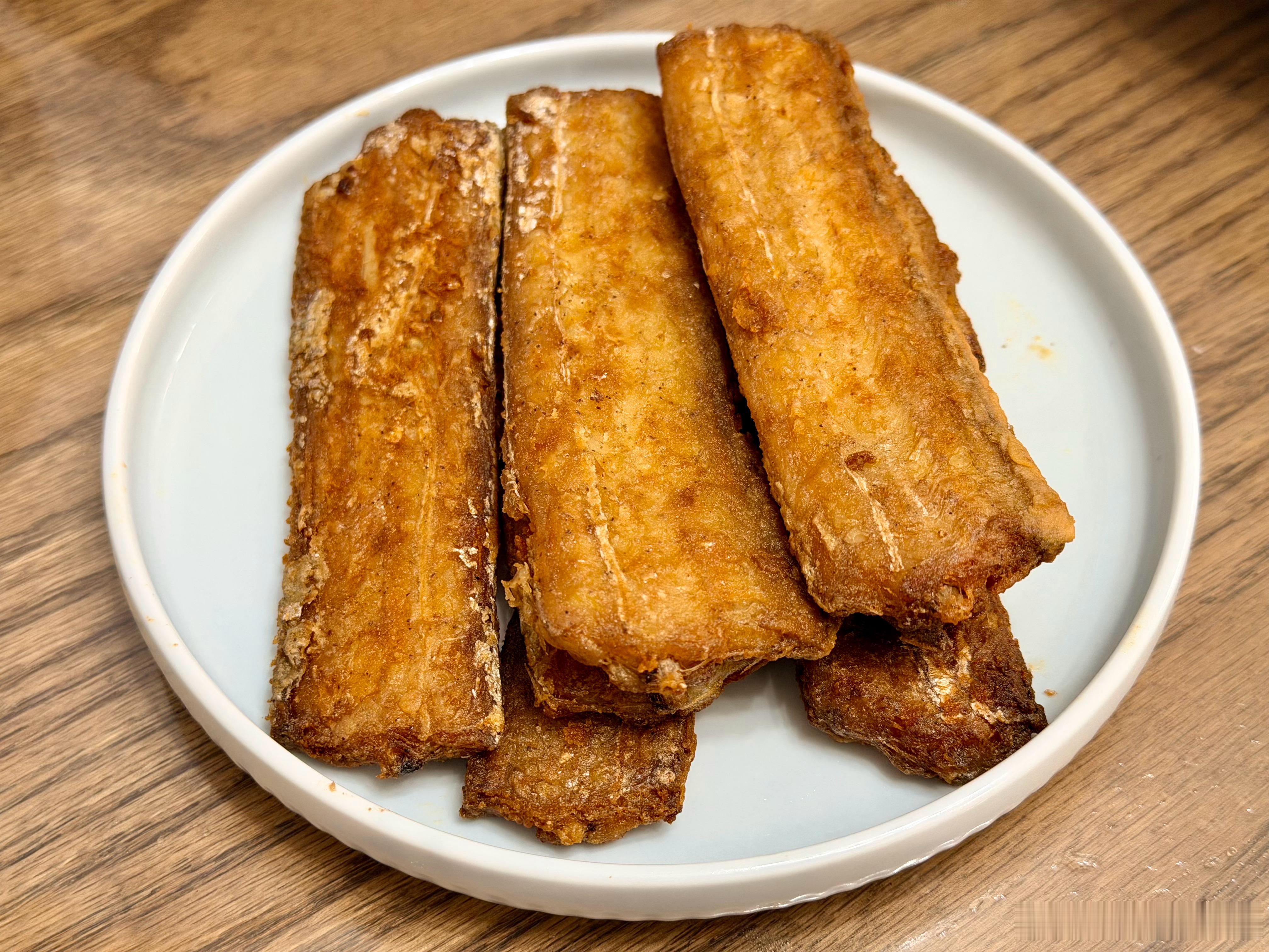 今天夏至，妈妈做了很多菜夏至饭超级好吃尖椒海兔，拌米皮，肉末茄子排骨酸菜，煎刀鱼
