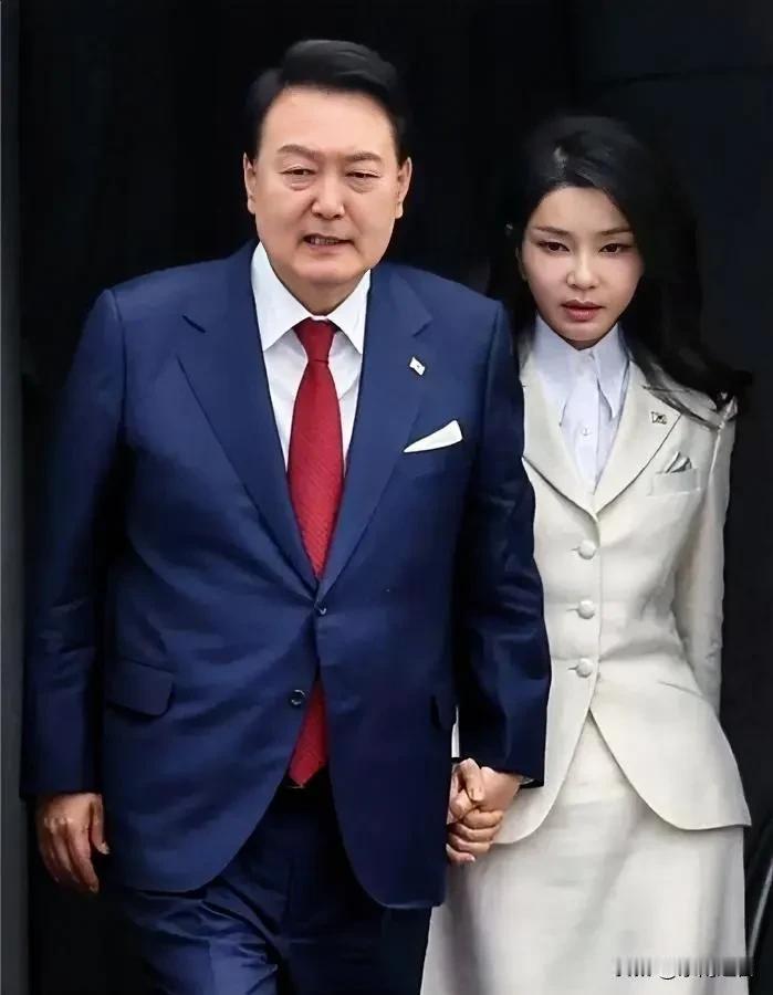 尹锡悦的总统估计干不了几天了，还是根基不稳，民众支持率低也就算了，在野党李在明还