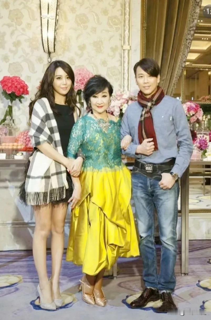 温馨幸福一家人，右边淘喆时尚帅气，左边他的妻子容光焕发，身材窈窕，美丽大方，气质