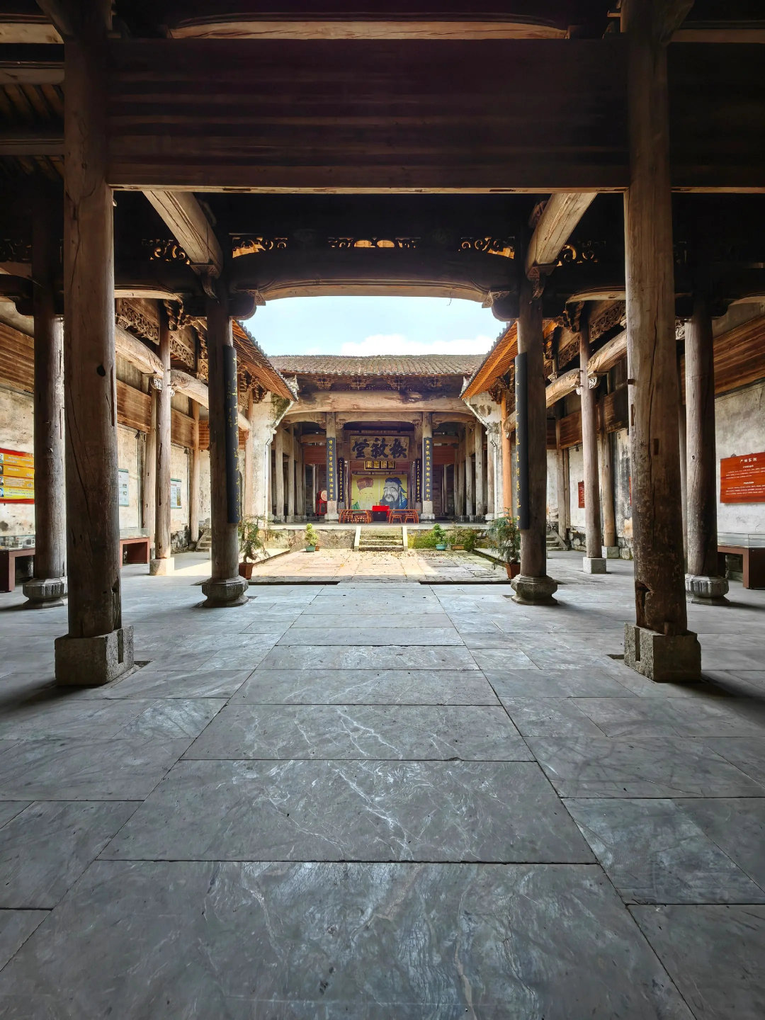 江西婺源严田村的朱氏宗祠（秩叙堂），藏着清代徽派建筑的精致密码。青砖八字门，水磨