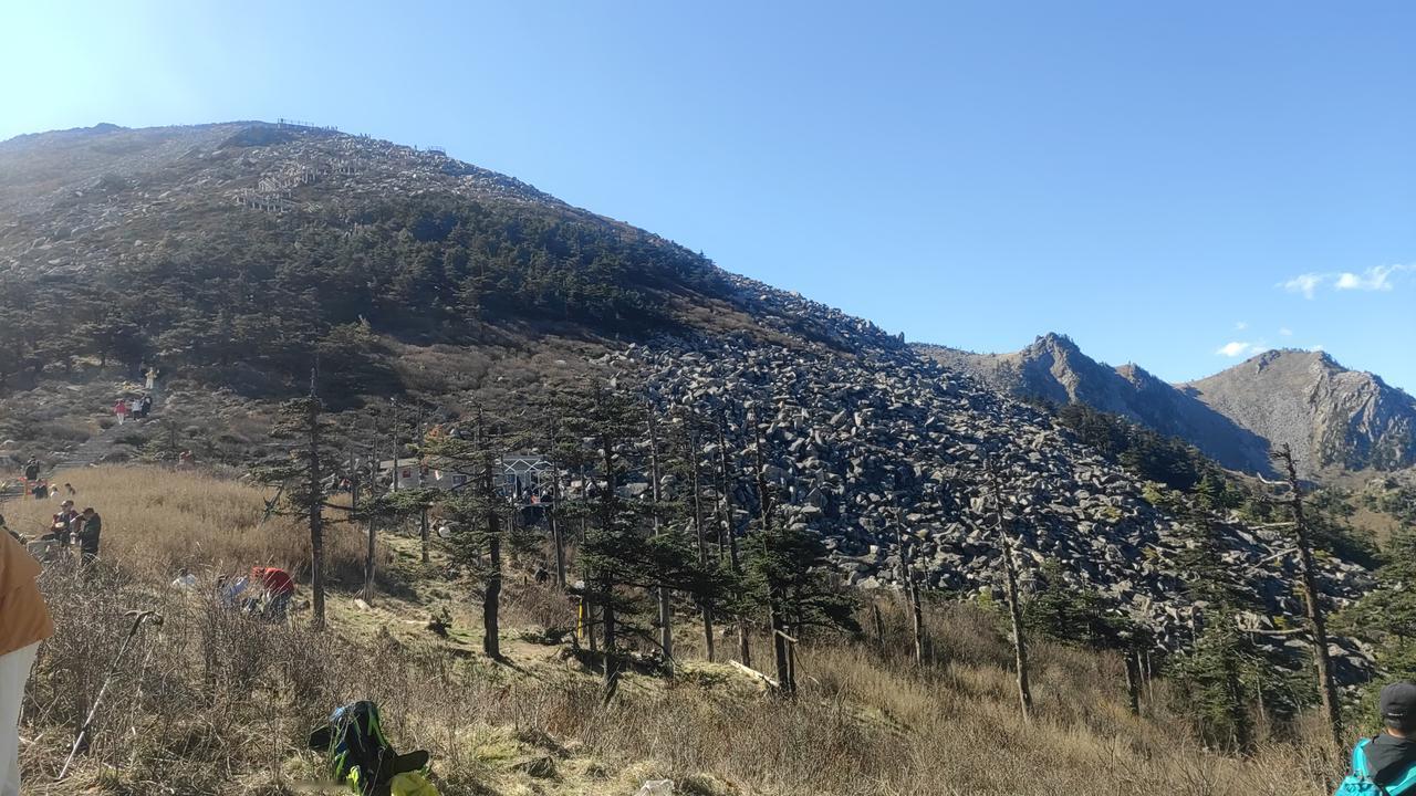 5月3日，天朗气清，是登山的好时光。一行人花了三个多小时登上了朱雀国家森林公园的