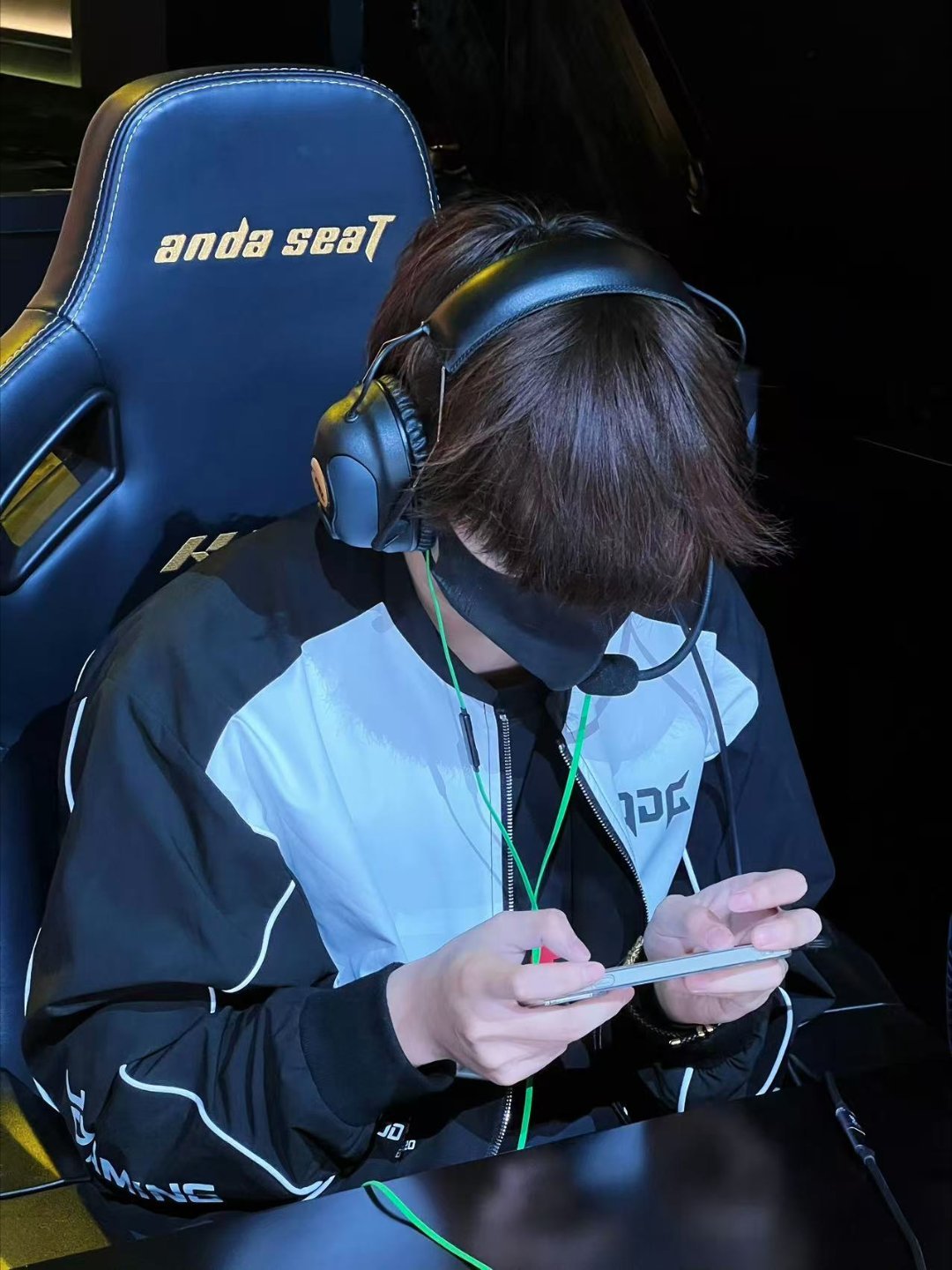 伞兵我们下周见 热爱不息，赛场再会。伞兵，我们下周见！ 