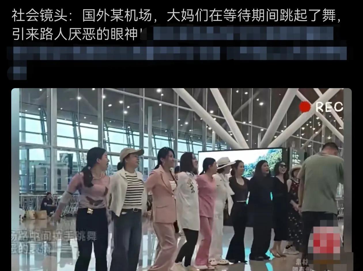 在公共场合大声喧哗，貌似不妥吧？