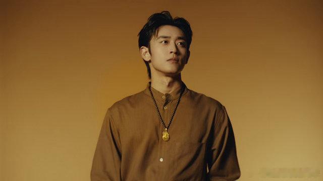 🪨王天辰东方贵公子王天辰这手谁懂啊盘串的手部骨感优越，搭配中式服饰相得益彰，气
