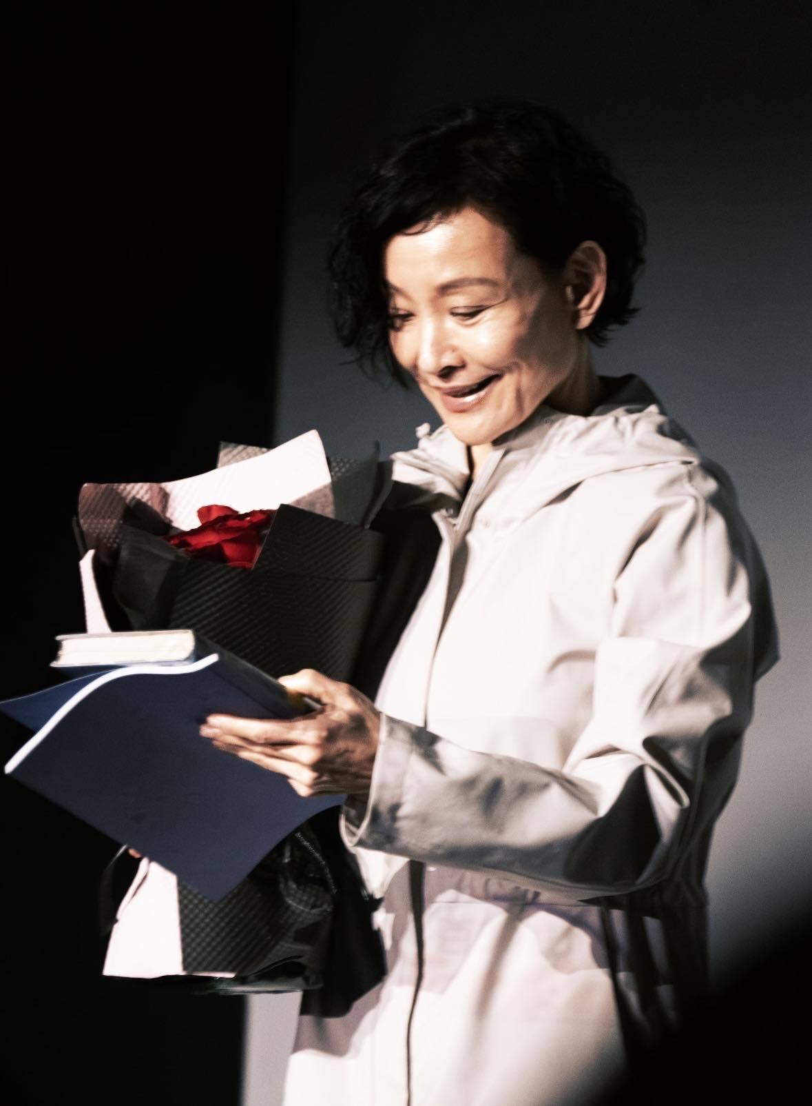 陈冲说婚后会又一次爱上对方陈冲认同婚姻有赌的成分💬两人相识时间短暂就成婚，没有