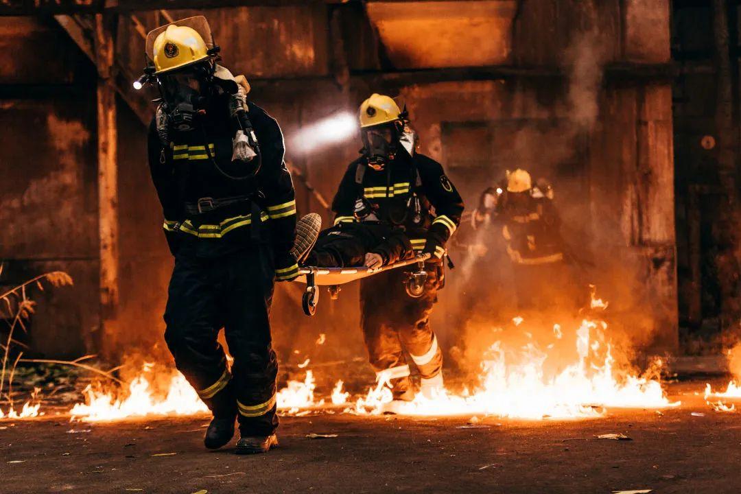 香港“火”不小心变“火”了，邻里都吓得直发抖！

刚刚打电话问了香港那位icon