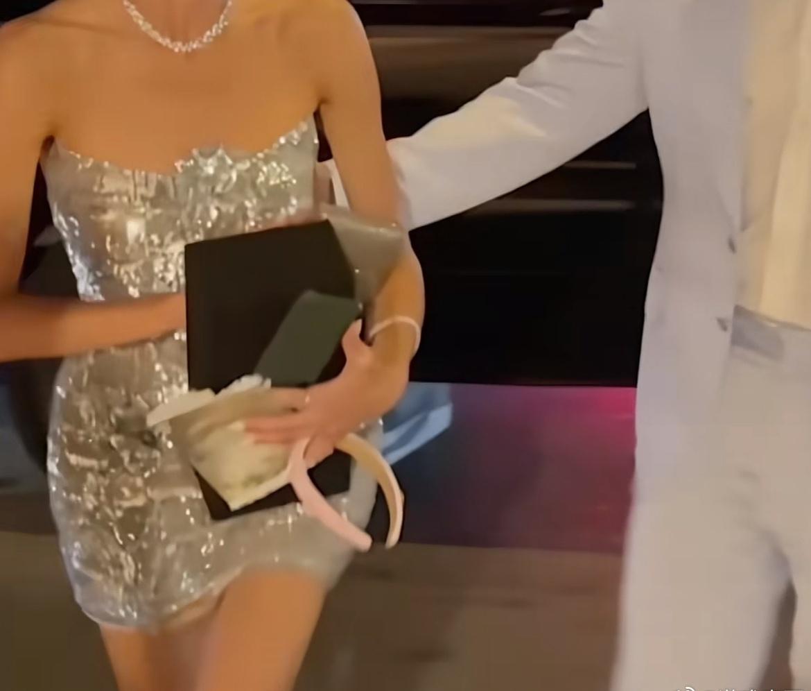 该不会是老霉自己亲手做的酸面包吧 ​​​