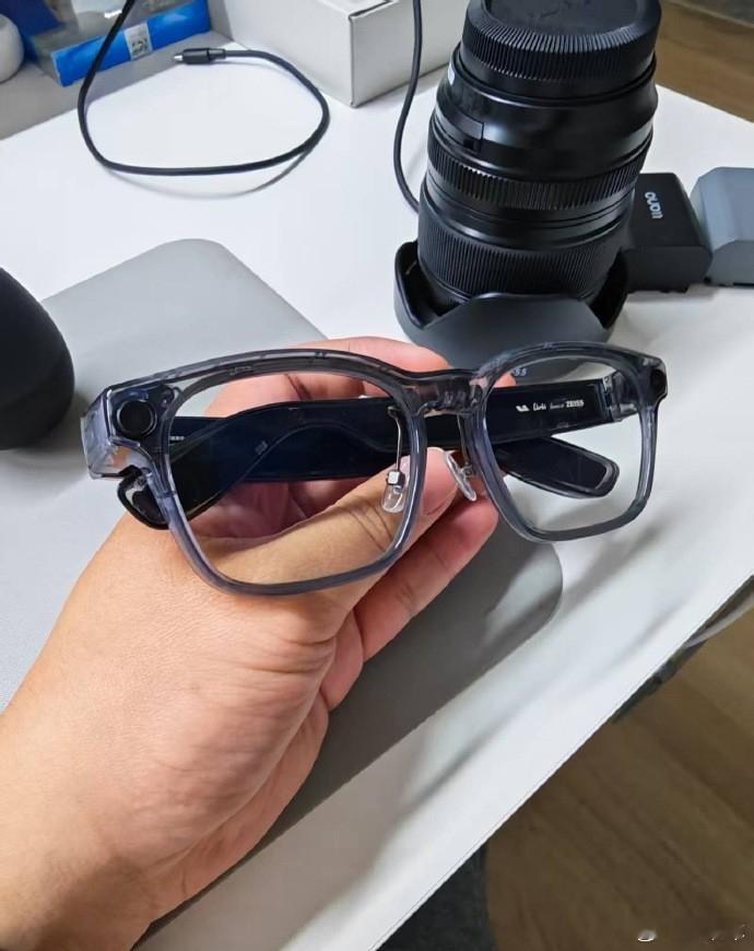 从目前公开的信息来看，Livis并非一款面向所有消费者的通用型AI眼镜，而是深度