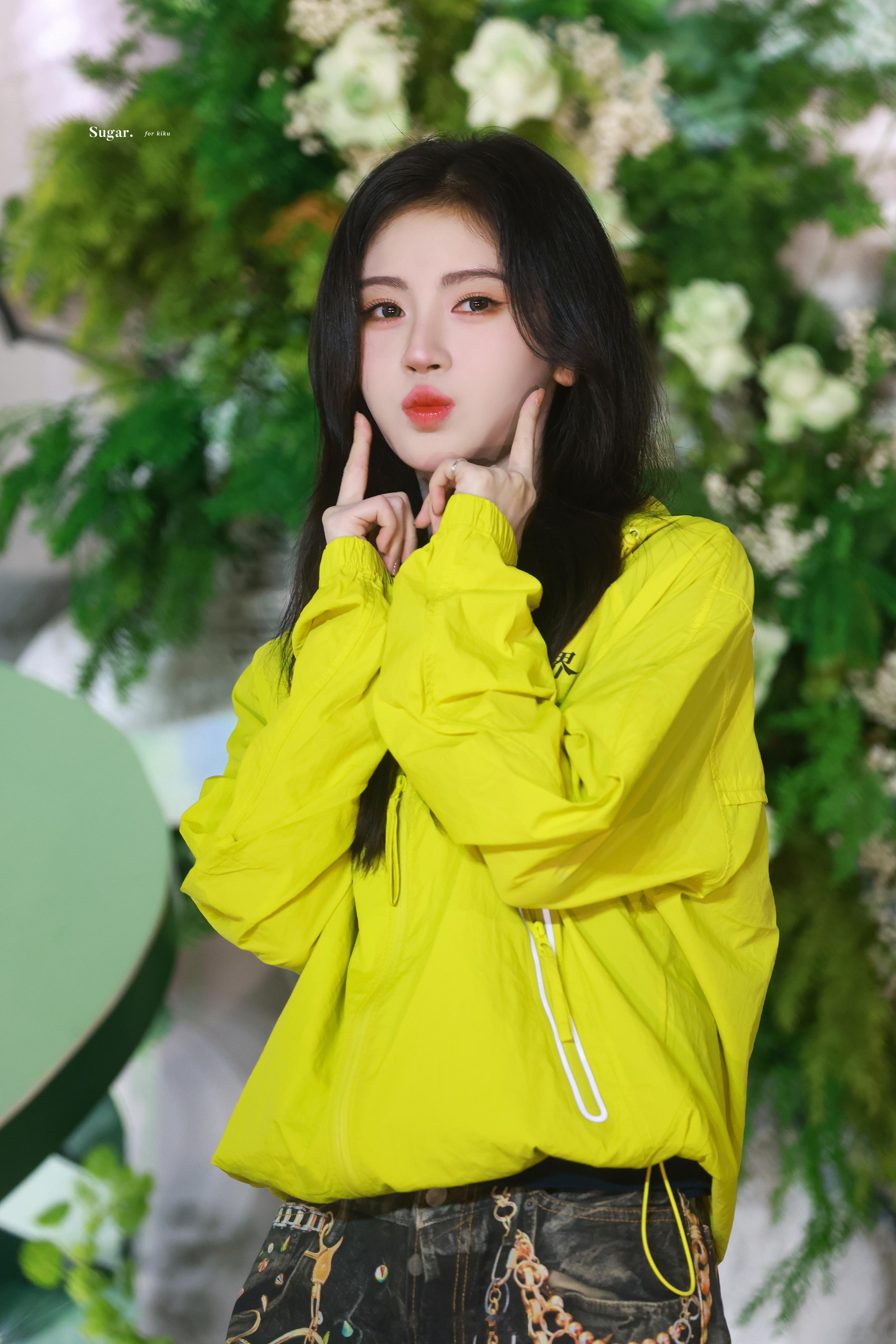 万花世界开机鞠婧祎给粉丝画了亚克力花束，这也太浪漫了吧！万花世界
