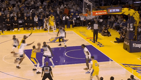 太软了！艾顿篮下勾手直接被盖！
在今天NBA常规赛湖人对阵森林狼的第一节比赛中，