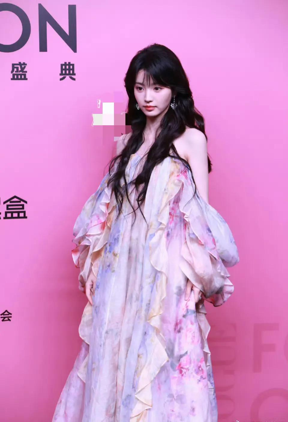 田曦薇真的太甜美了，《半熟男女》后名气更大了，也更漂亮了，就是太瘦了。#田曦薇 