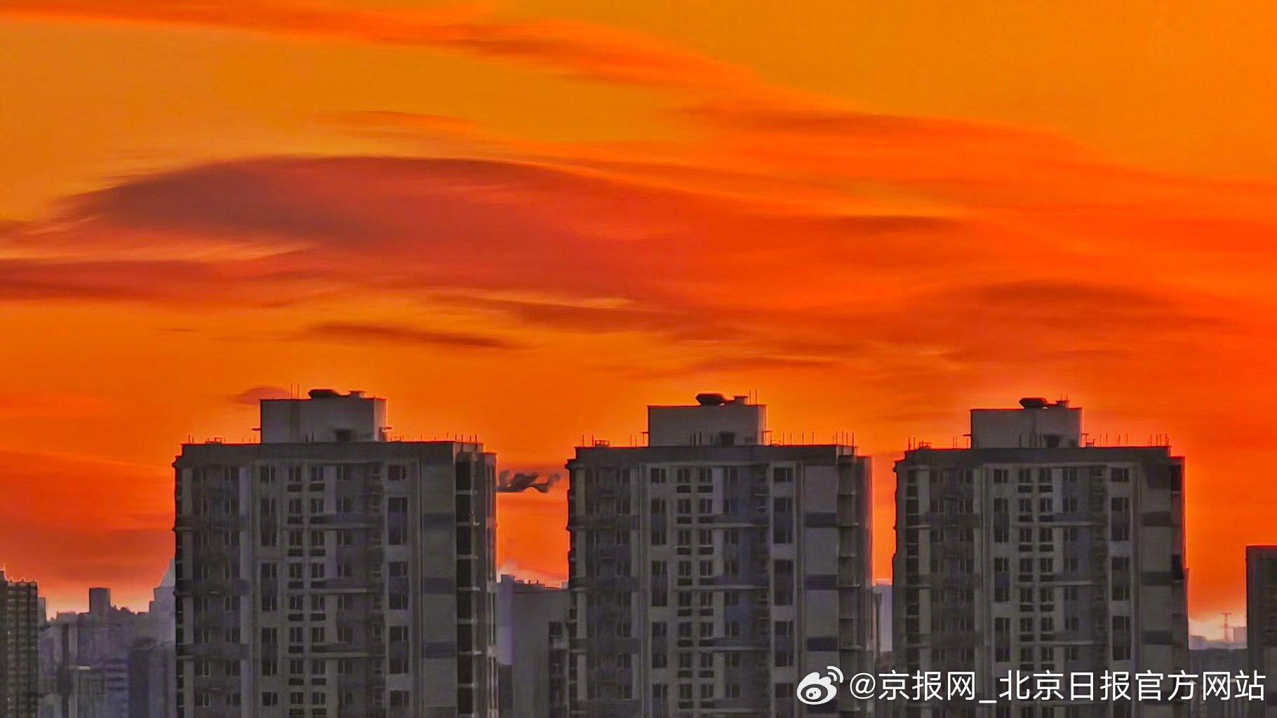 【加油！#北京暖红朝霞迎接12月#】#12月北京朝霞送好运# 12月1日清晨，北