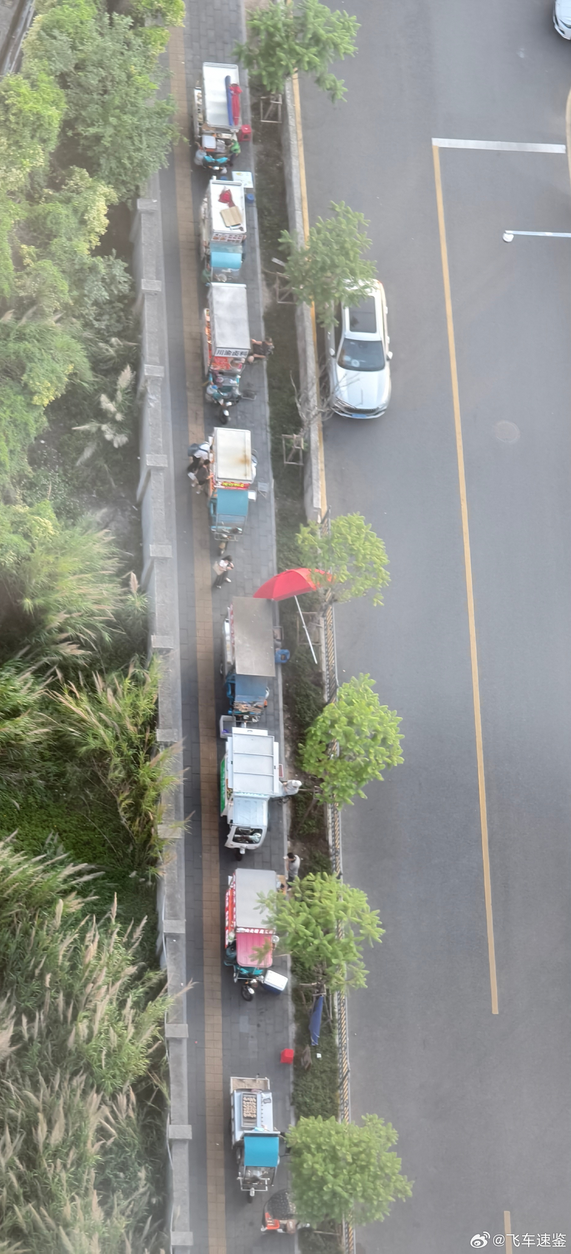 下班了，移动摊位就出来了，卖得跟店里差不多，又没店租，又没营业执照，又没健康证，