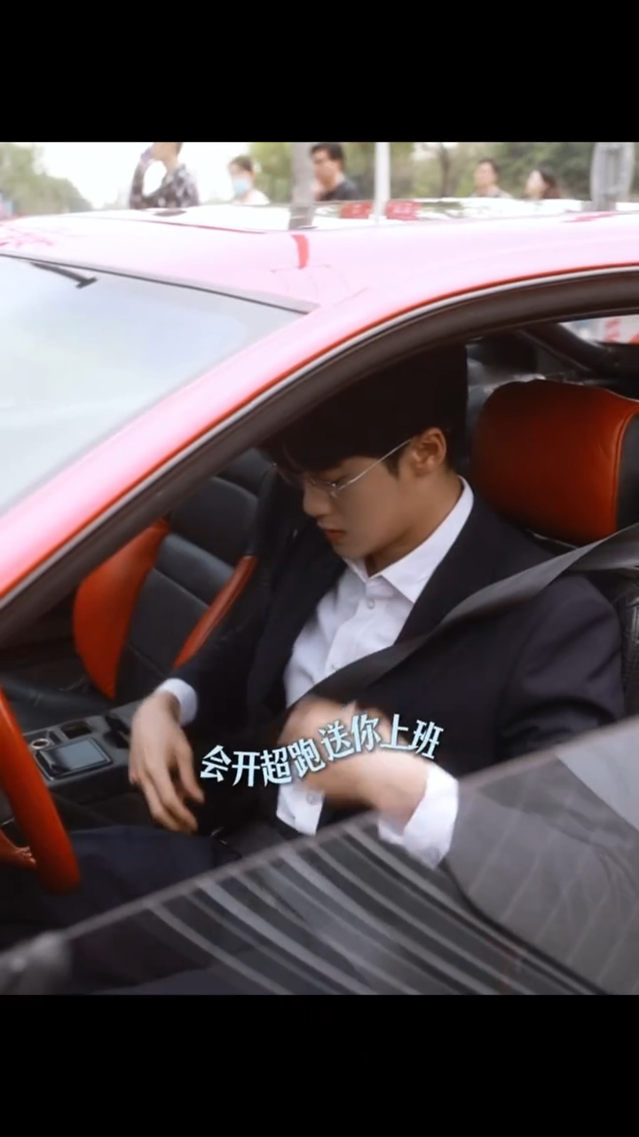 24s带你了解和李亦非合租是种什么体验幻想和檀健次饰演的李亦非同住一室，西装精英