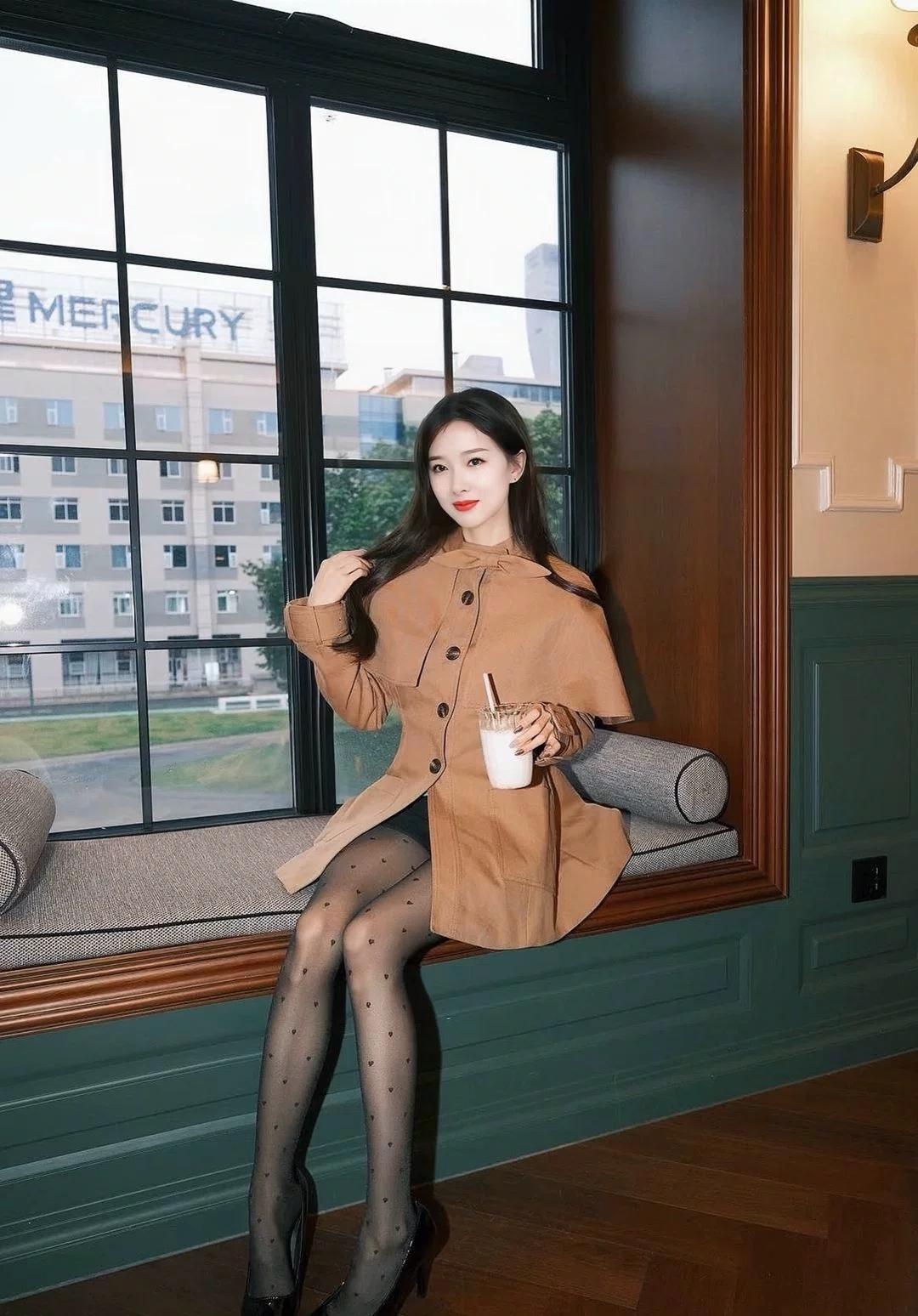 秋日穿搭指南：复古风棕色大衣搭配黑色丝袜，优雅气质满分！🍂👗👠