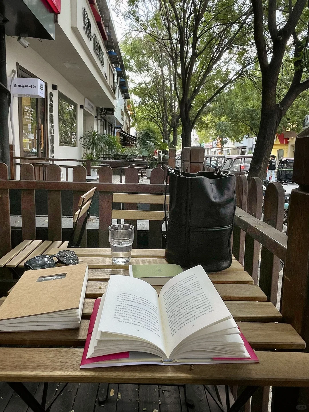 走出房间，在街角的咖啡店