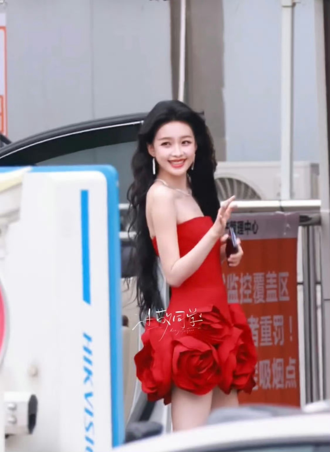 孙怡摇曳红玫瑰孙怡真的完美诠释摇曳红玫瑰这个形容，明艳大方的红色造型耀眼夺目，一