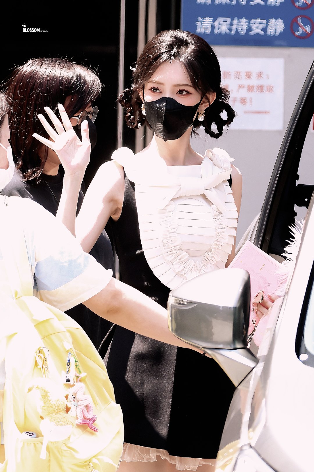 孟子义黑白蕾丝裙孟子义hi6录制上班怎么每天都在被录制hi6的孟子义美哭！今天是