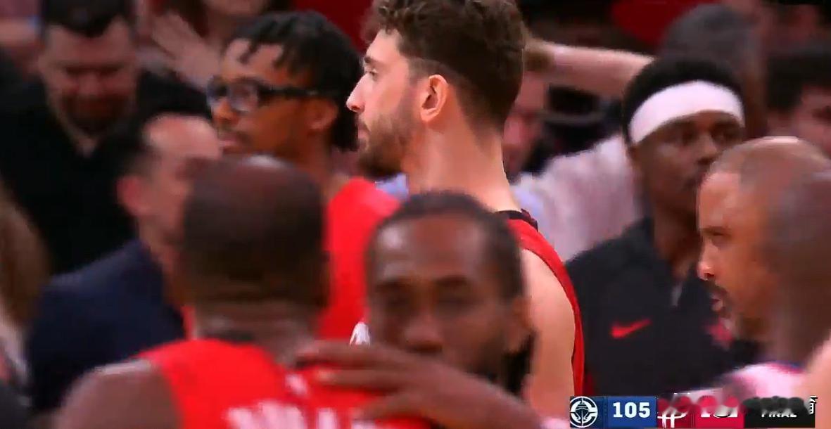 25-26赛季NBA常规赛，莱昂纳德末节狂砍19分，快船105-102逆转击败火