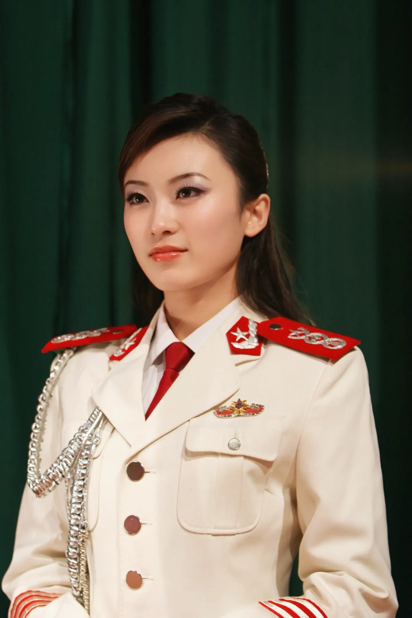 二十年转瞬即逝，脱下军装，脱不掉信仰，祝各位战友八一快乐，荣光长存！