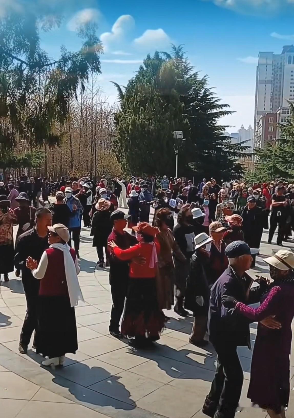 大连中山公园的退休老人，你看这氛围，你看这舞步，你看这精气神，是不是让人特别羡慕