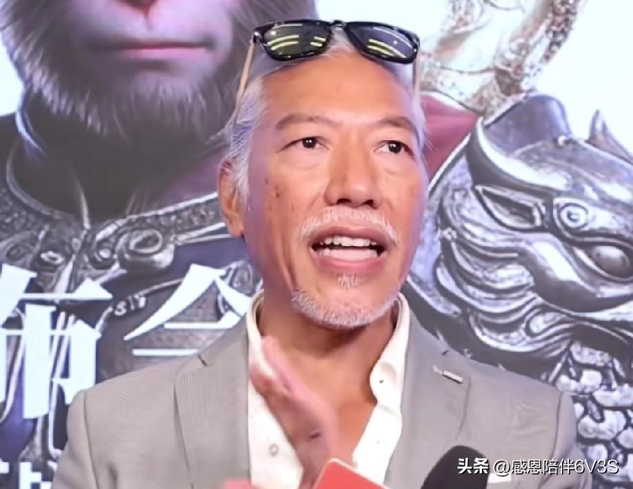 哎呀，这不是乌鸦哥嘛！看到他一头银发还这么慈祥，真有点认不出来了。不过想想当年《