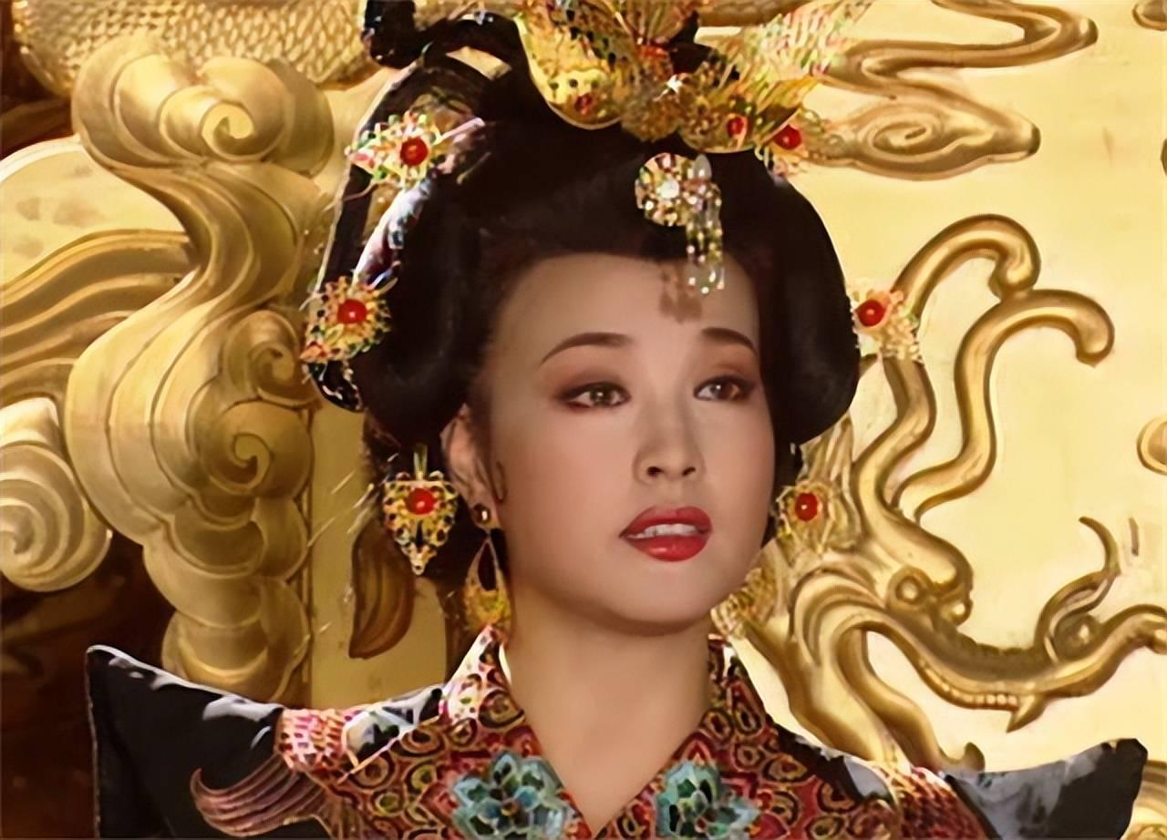 总有人说，武则天称帝把女主临朝的路走窄了。

但细看史书会发现，这怪不得武则天。