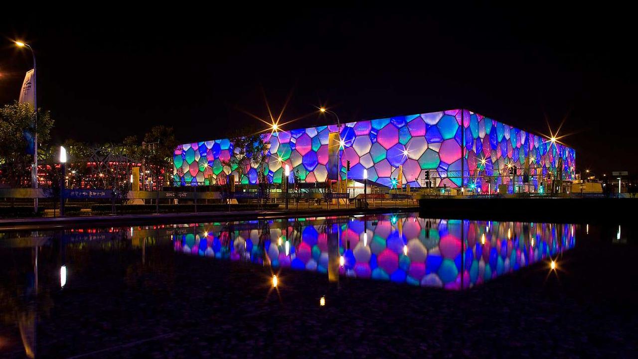 两者的伤害本质不同，不可原谅的判断维度也不同：
 
- 家暴：是具有人身危险性的