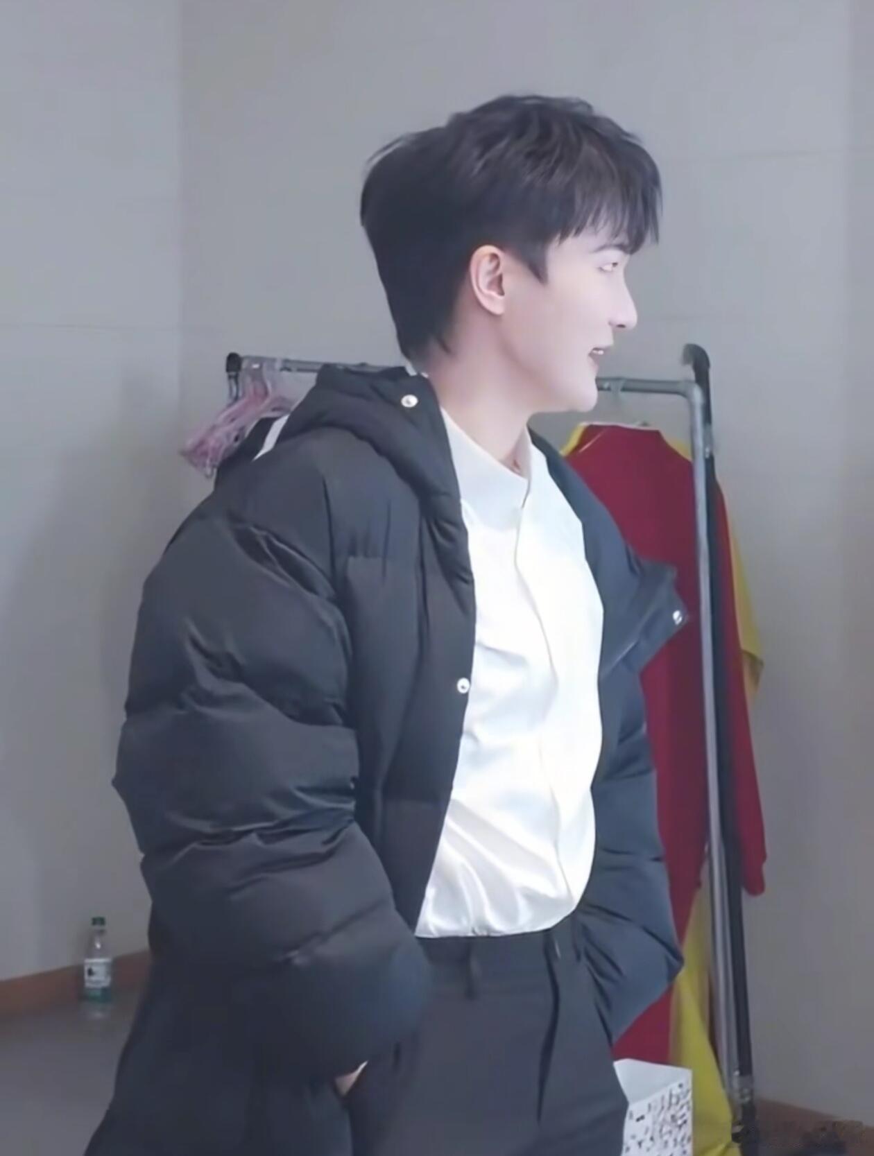 哈哈哈哈哈哈，爱插兜的宝贝，果然很老成了周深 周深是一种老公[期待][期待][期