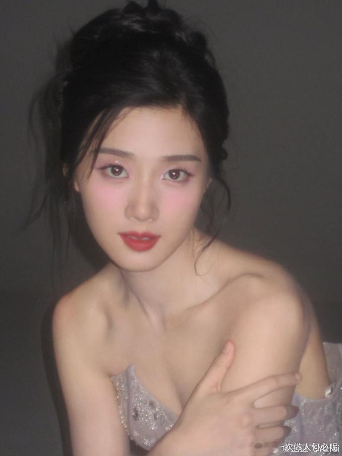 救命！卢昱晓的浪漫雾紫蔷薇妆美到窒息！雾面紫色眼影晕染出朦胧感，搭配蔷薇花瓣唇色