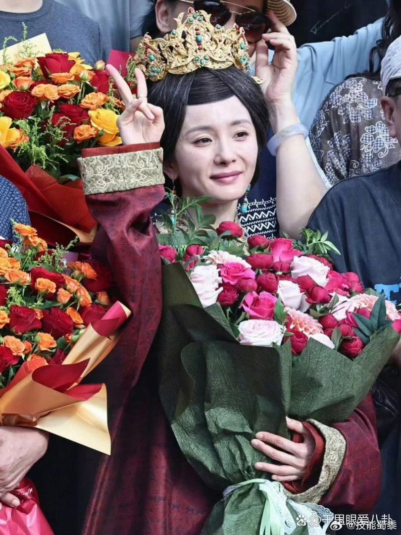 杨幂江山大同杀青大合照，化了个是老年妆 