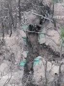 1月21日扎波罗热前线，俄军无人机拍下一幕引发热议：一名乌军士兵从掩体爬出后跪地