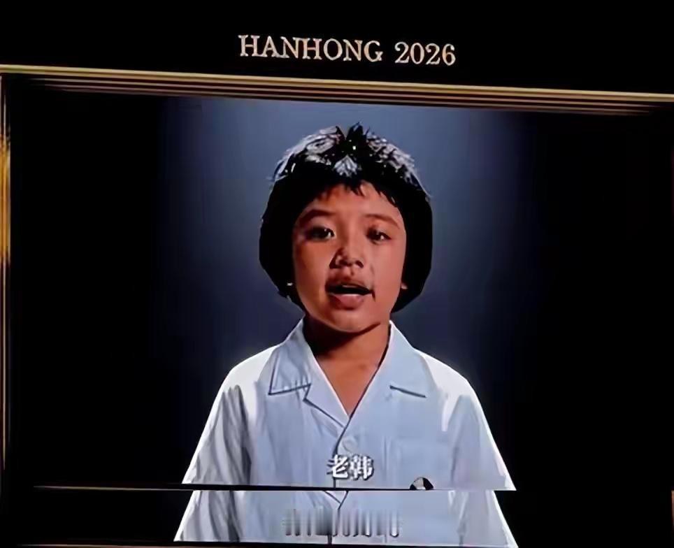 70岁的韩红站在演唱会的舞台上，看着大屏幕里的VCR。画面里，坐着绿皮火车上9岁