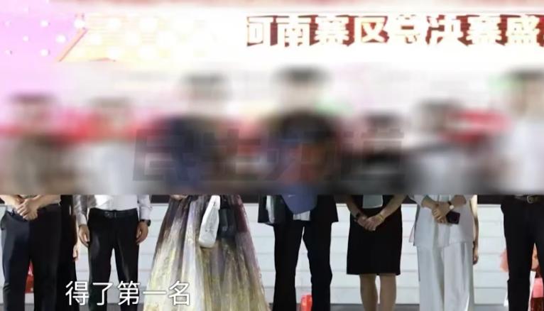冤不冤？河南驻马店，儿子获得模特比赛一等奖给一辆车，儿子把奖品送给父亲。父亲提车