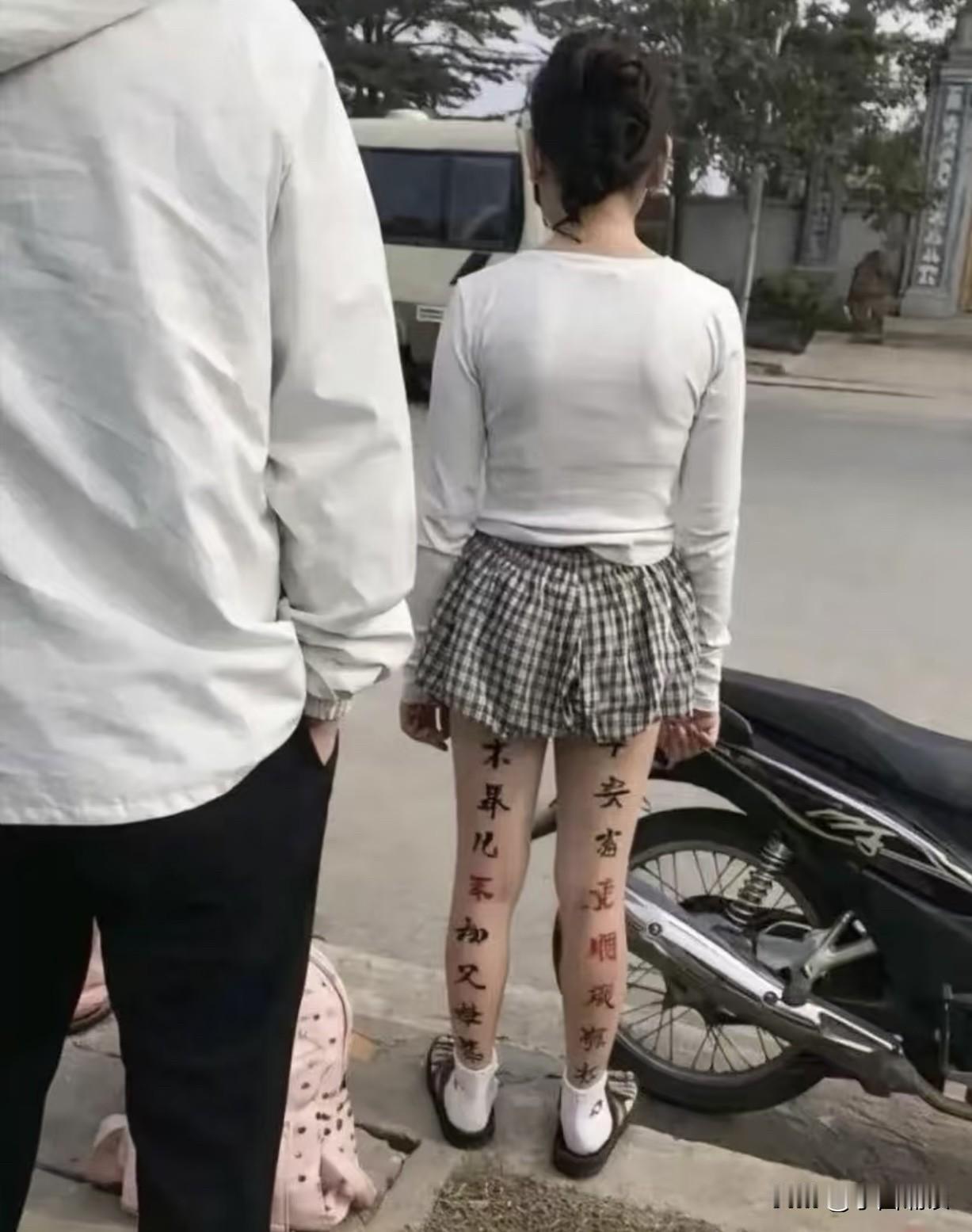 文人墨客们快岀来看看，这幅行走的对联究竟写的是什么意思，是不是还缺少一个横批啊？