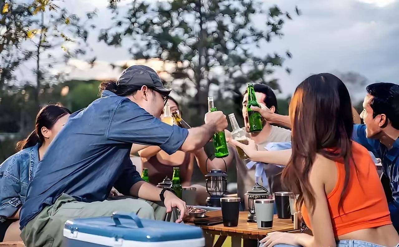 “亲戚做不成了！”新疆，女子和几个闺蜜在露营地聚餐，中途，女子的表哥带着朋友临时