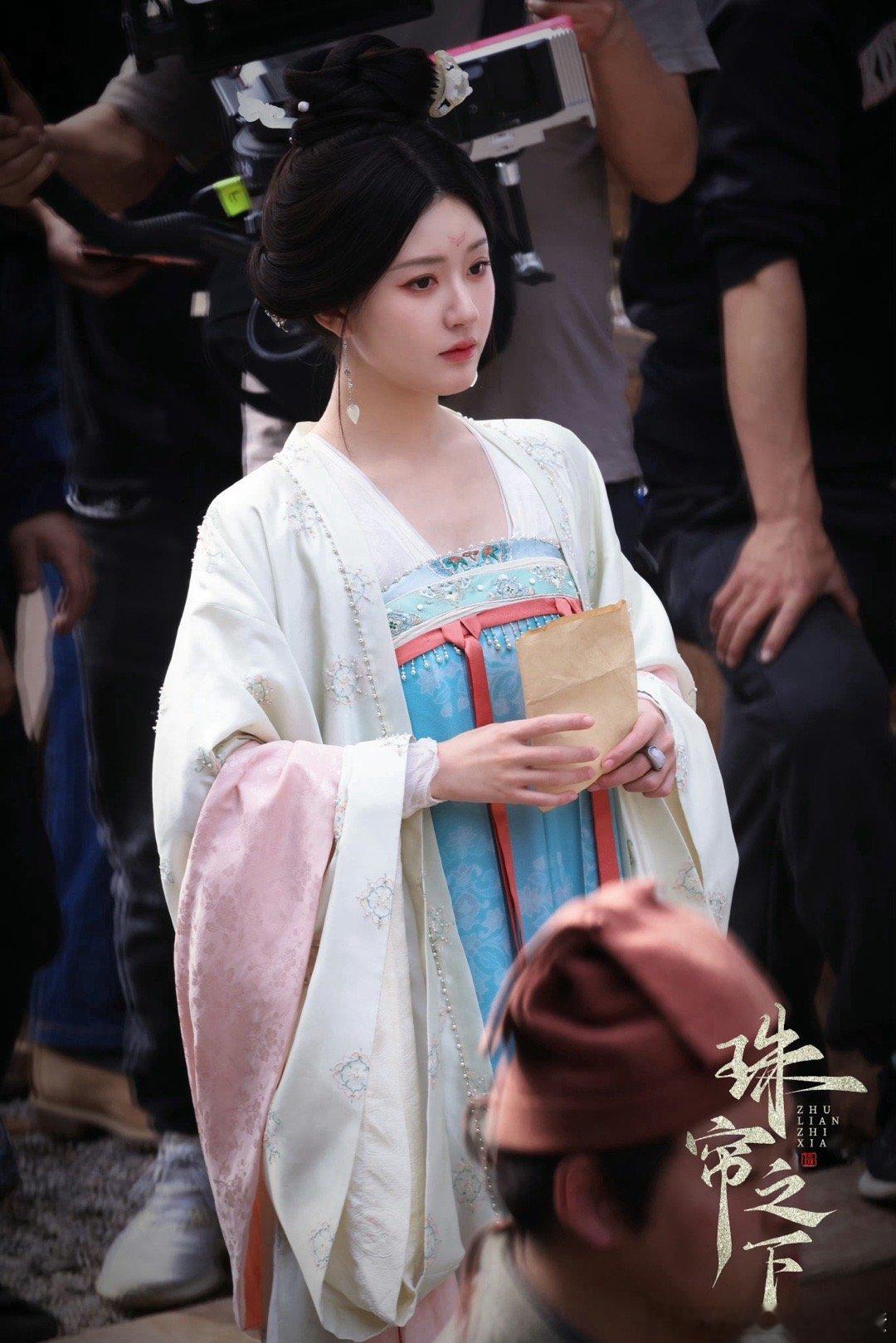 赵露思珠帘玉幕的新造型🈶 温婉的苏幕遮 ​​​