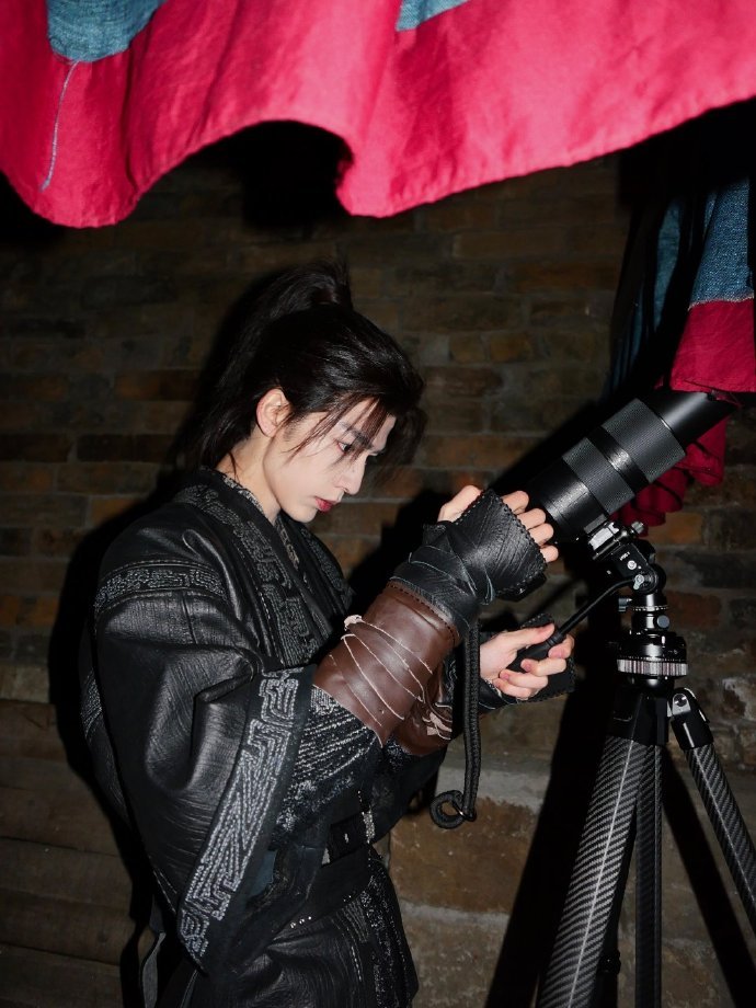 张凌赫到哪都不会放弃他的相机的