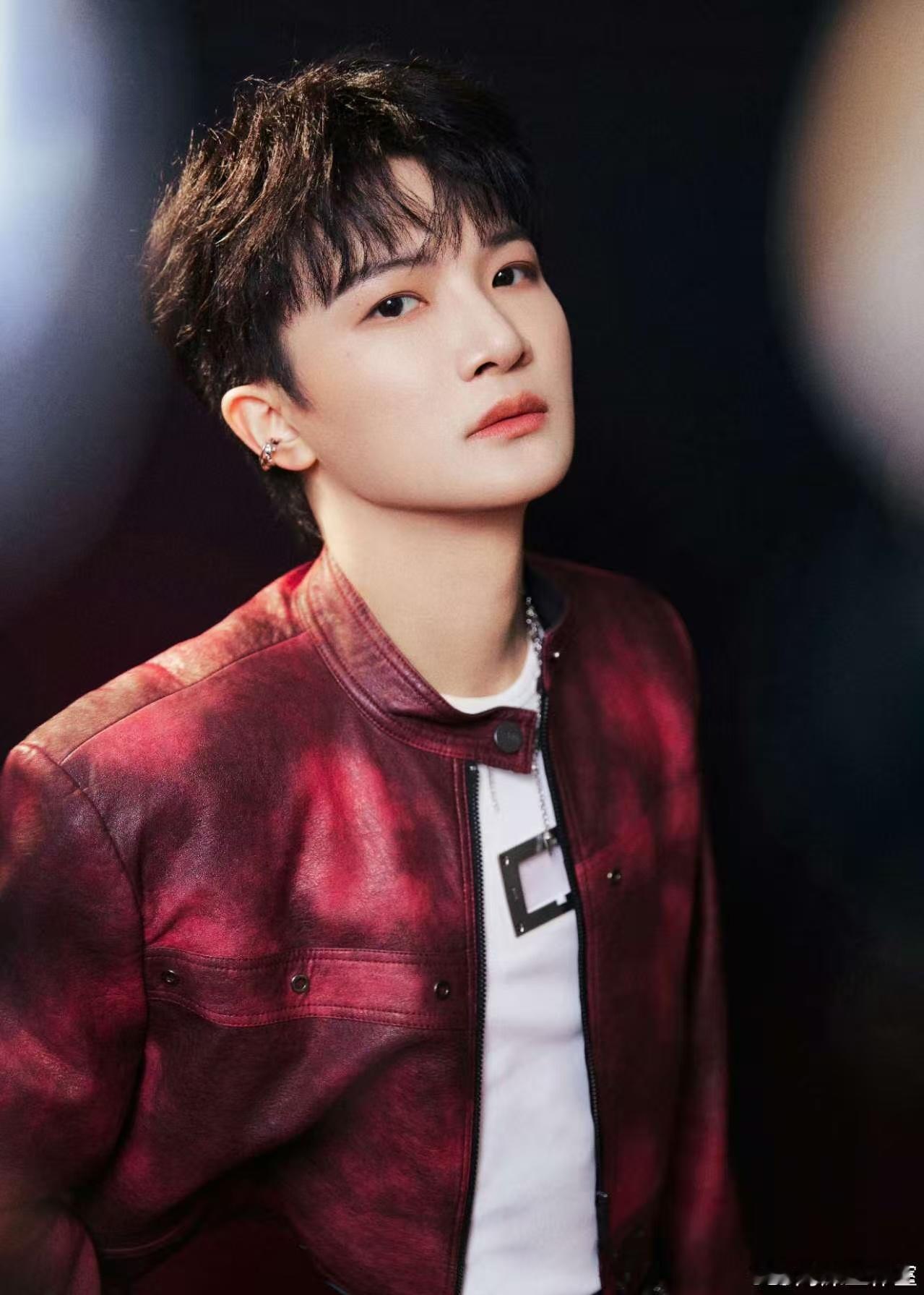 2025年末最后一刀是周深给的年末最痛来自周深！《怜悯》里求而不得的卑微，字字戳