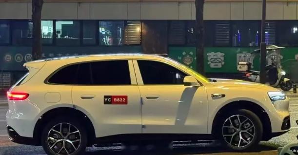 无伪装实车问界M6 曝光了，这次谍照中的车色是新的白色车漆，整体造型线条挺润的。