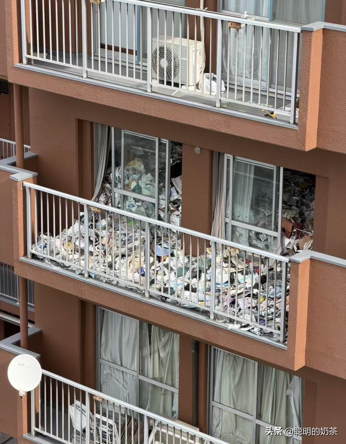 也不知道这房子是哪家人士住的，真真正正的看到了什么是垃圾推成山。这样的房子人还能