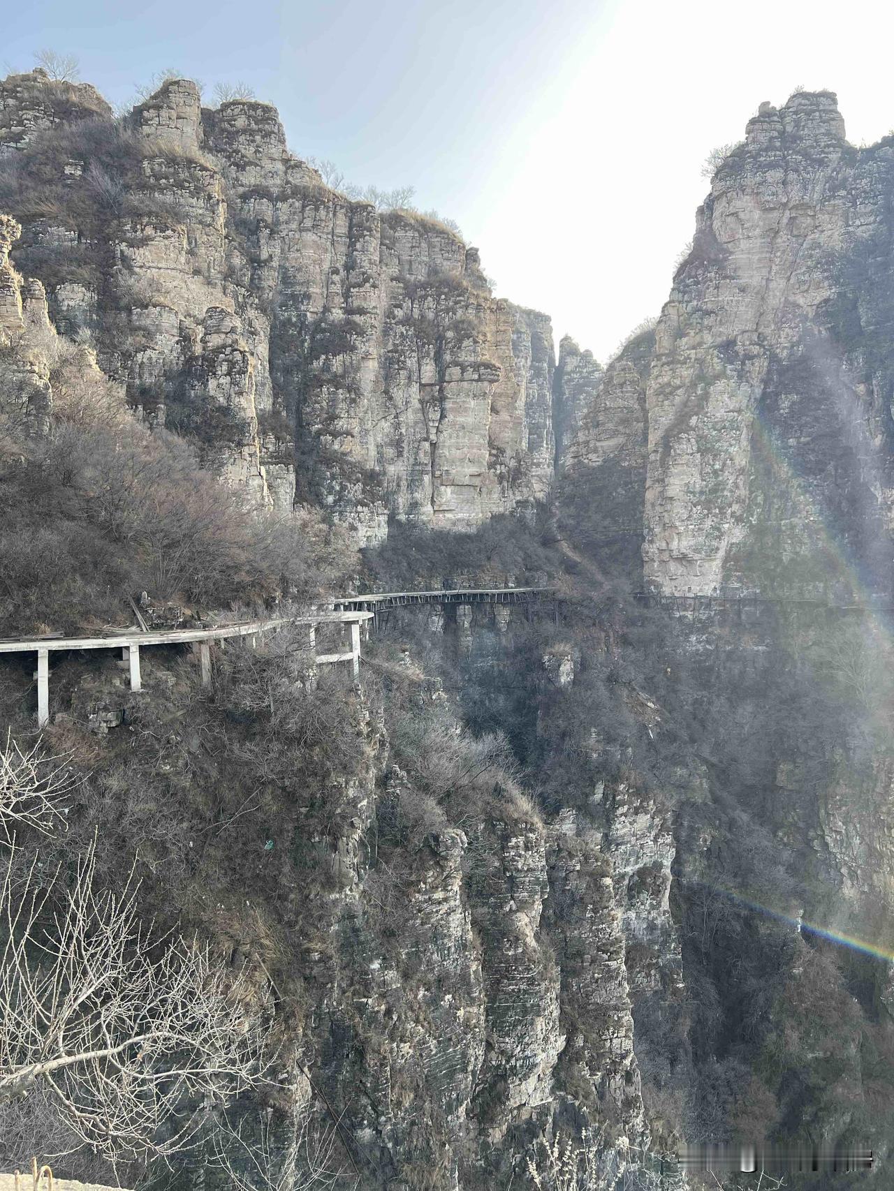 那远山呼喊我，山不见我，我自来见山，没事爬爬山也不赖，今天爬了杨树岭，看了悬空栈