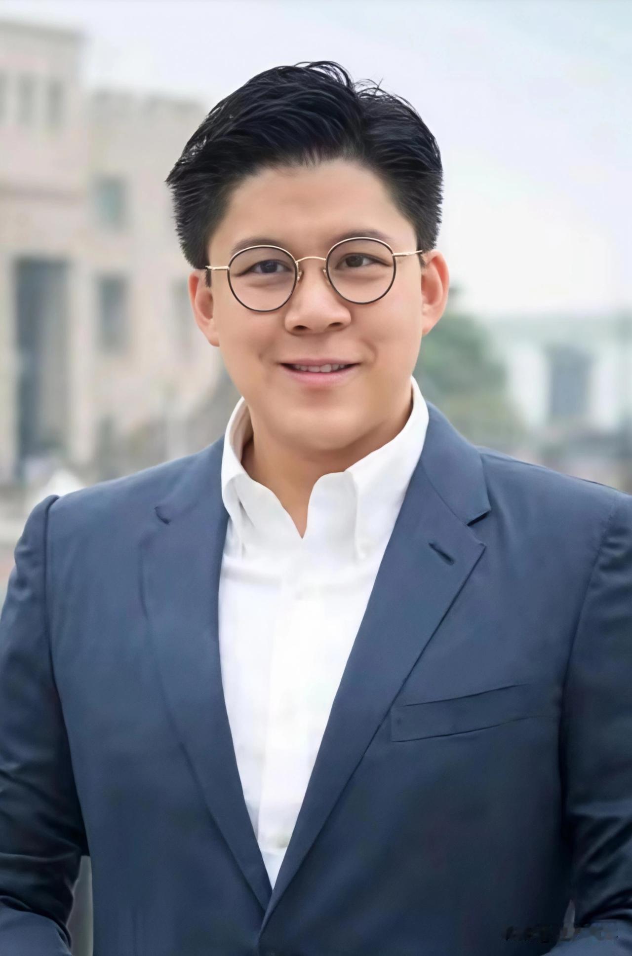 霍公子与蔡歌手长的越来越像了。
    大家发现没有，霍家大公子的眉眼之间与36